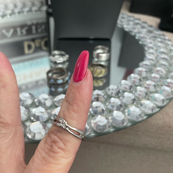 🎉🎉✨Silvertone Twist Band Ring✨Size 7.7-8 Like New - Picture 2 of 6